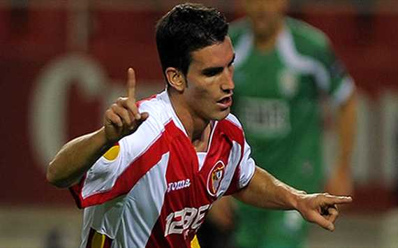 El jugador del Sevilla, Alejandro Alfaro celebra su gol en la Europa League (Getty images)