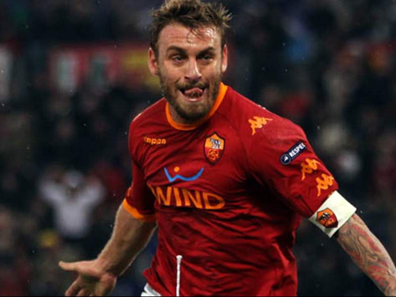 Daniele De Rossi I Want Francesco Totti To Stay At Roma Goal Com