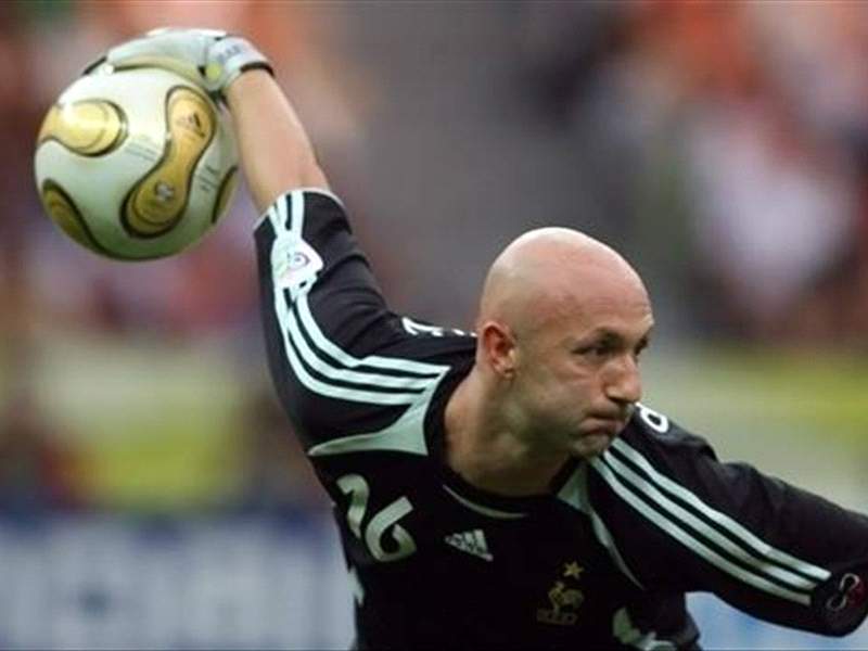 Report Fabien Barthez Set To Join Eric Cantona At New York Cosmos Goal Com