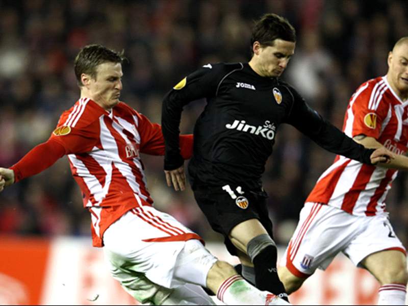 Valencia's Pablo Piatti breaks arm in freak training 