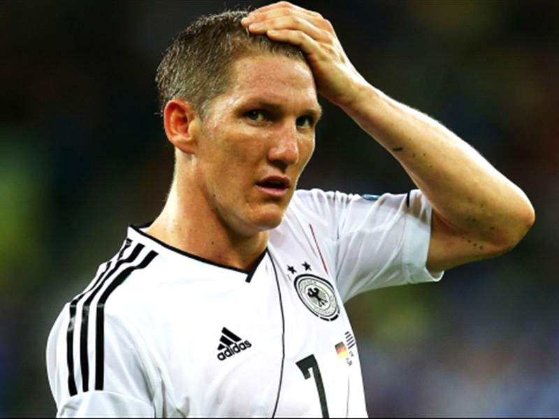 Die Narbe Im Kopf Bleibt Psychiater Sorgt Sich Um Bastian Schweinsteiger Goal Com