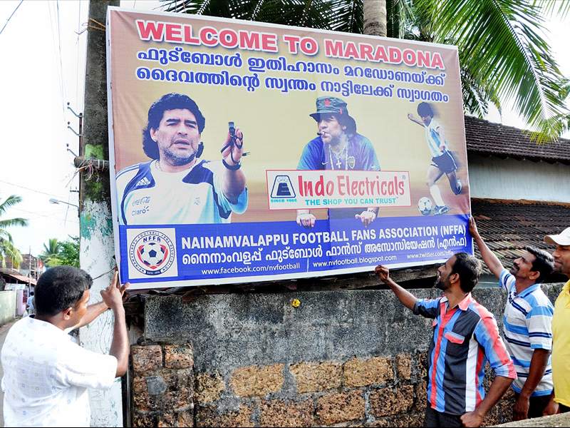 Video Argentina Legend Maradona Mobbed By Fans In India Goal Com