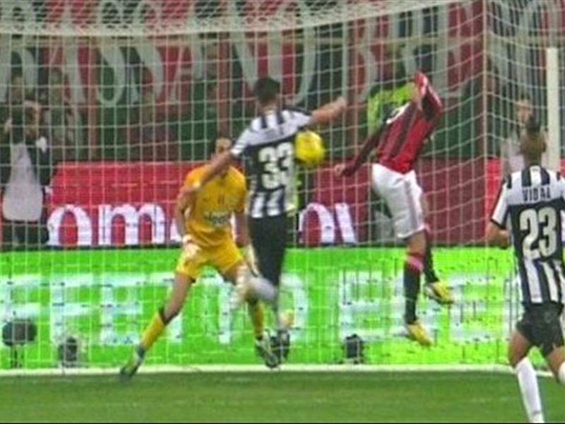 Ecco la versione di Rizzoli sul rigore di Isla: &quot;In campo era da fischiare,  la tv altera le percezioni...&quot;. Poi che applausi al al fair play in campo  della Juventus! | Goal.com