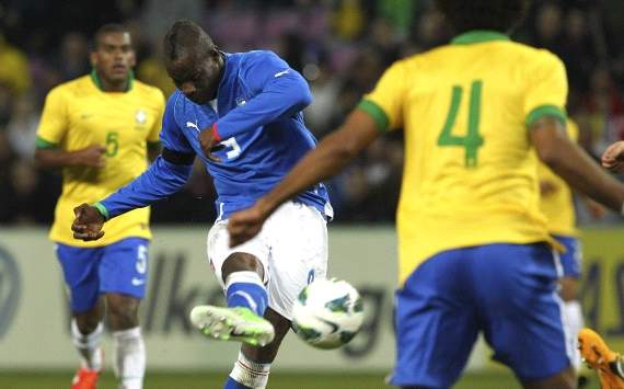 Mario Balotelli scores his goal in Italy-Brazil
