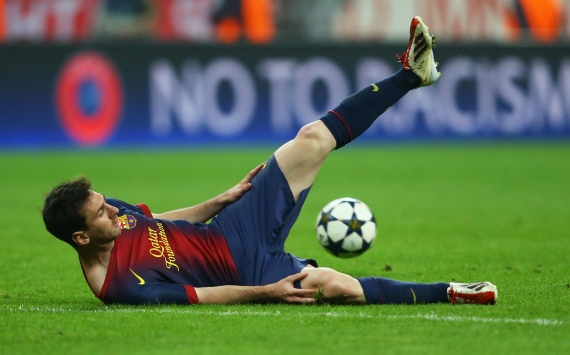 Messi, rodeado