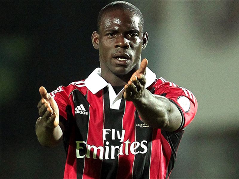 バロテッリ 人 種 差別