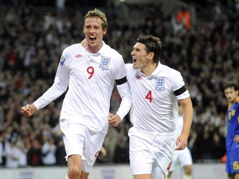 World Cup 2010 England Striker Peter Crouch Believes His Height Can Be Used To Bamboozle Defenders Goal Com