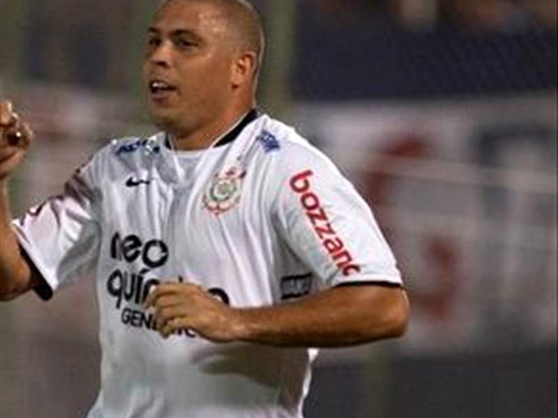 South American Dispatch Corinthians Ronaldo Gets Support From Opponents Over Middle Finger Gesture Goal Com