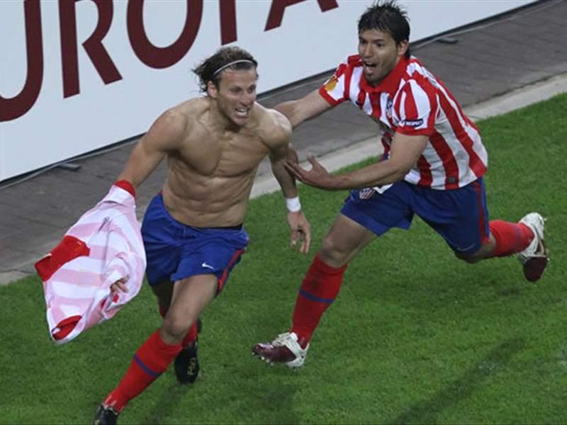 Atletico Madrid Not Expecting Sergio Aguero Or Diego Forlan To Leave For The Premier League This Summer Goal Com